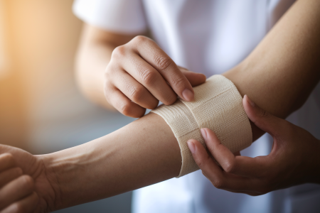gros-plan-soignant-bras-pansement