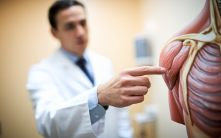 medecin-blouse-blanche-schema-epaule