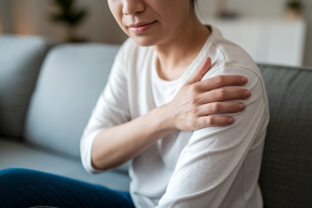 personne-assise-canape-main-epaule
