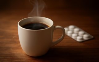 tasse-cafe-fumant-table-bois