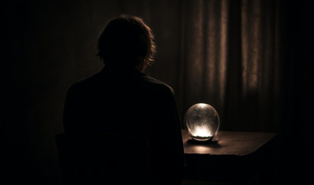 personne-dos-boule-cristal-ombres