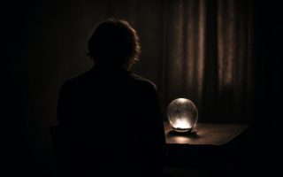 personne-dos-boule-cristal-ombres