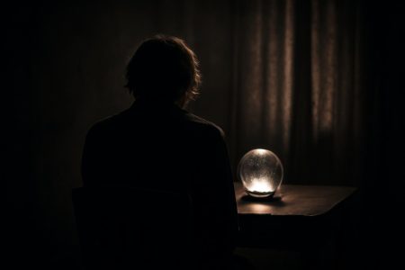 personne-dos-boule-cristal-ombres