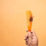 Chute de cheveux à l&rsquo;automne : ce que l&rsquo;alimentation peut faire (et ce qu&rsquo;elle ne fera pas)
