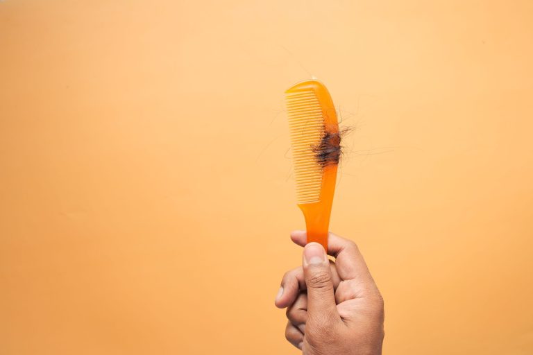 Chute de cheveux à l&rsquo;automne : ce que l&rsquo;alimentation peut faire (et ce qu&rsquo;elle ne fera pas)